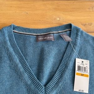 Men’s Van Heusen blue V-neck Sweater. Size small.